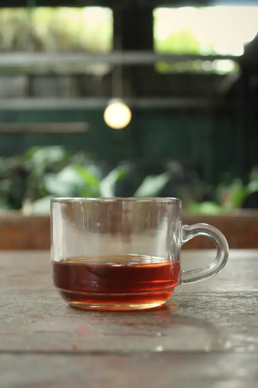 Vaso de té junto a la ventana