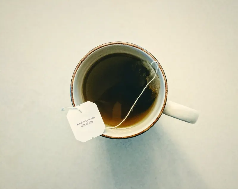 Bolsita de té en una taza